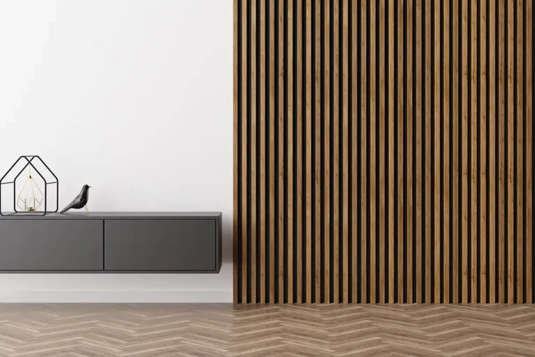 Vielfältige Gestaltungsmöglichkeiten durch Mischung von Holzvertäfelung, Parkett und Putz