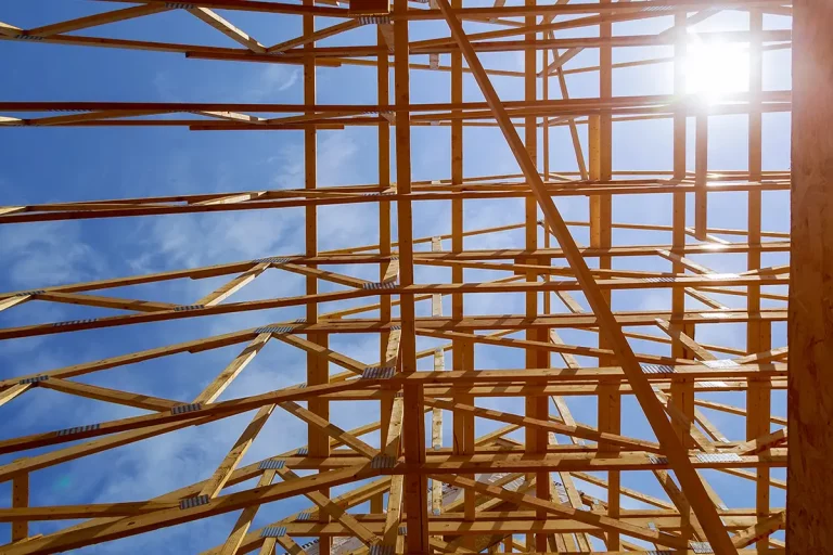 Dachstuhl aus Froschperspektive mit blauem Himmel und Sonnenschein