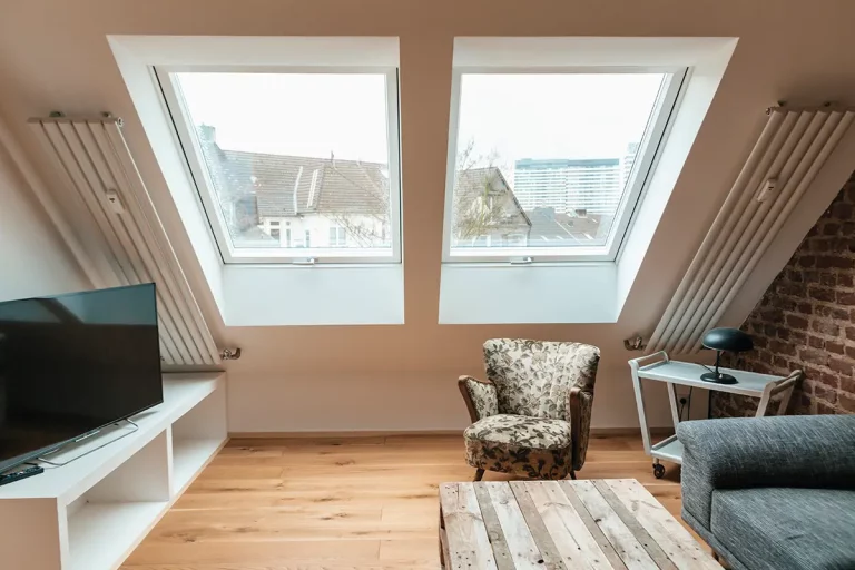 modernes Wohnzimmer unter dem Dach mit Dachfenstern