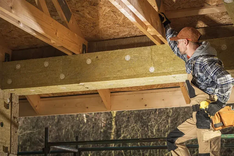 Hausbau-Isolierung aus Mineralwolle und Holz