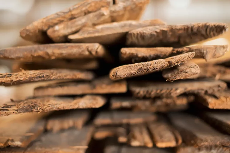 EIn Haufen recycelter Holzbretter aus wiedergewonnenem Holz