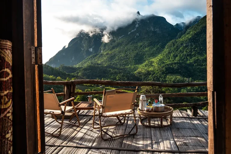 Stühle auf Holzbalkon und Blick auf die Berge