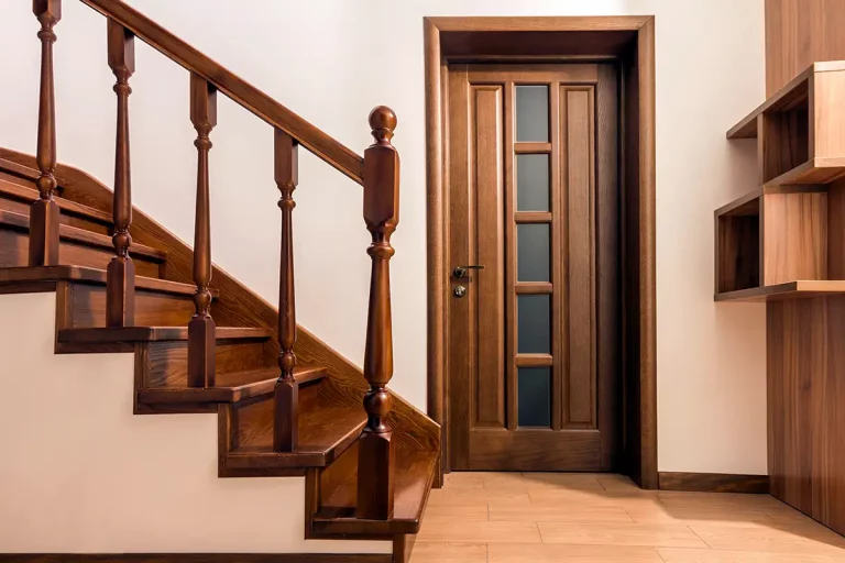 Moderne braune Eichenholztreppe im neu renovierten Altbau
