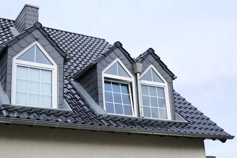 Außenansicht von Dachfenstern in einem schönen Haus