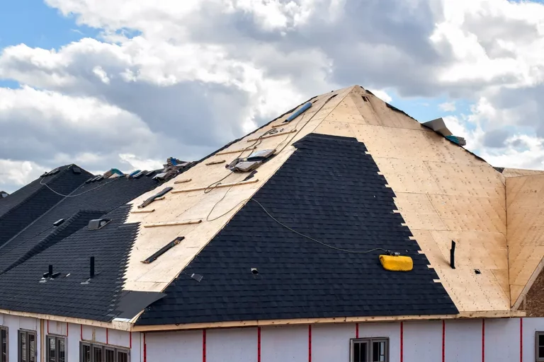 Prozess der Installation von Ziegeln an einem neuen Wohnhaus