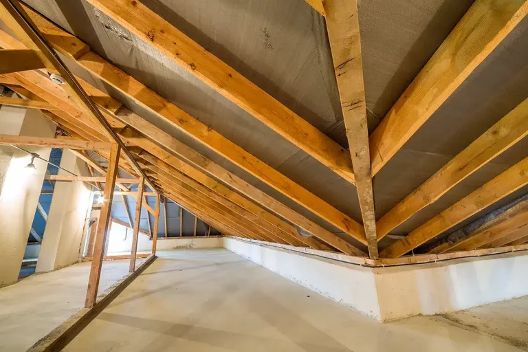 Dachboden mit Holzbalken einer Dachkonstruktion