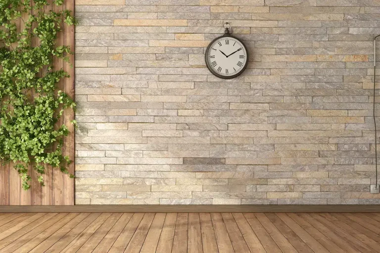 leerer Raum mit Holztafel und Steinwand