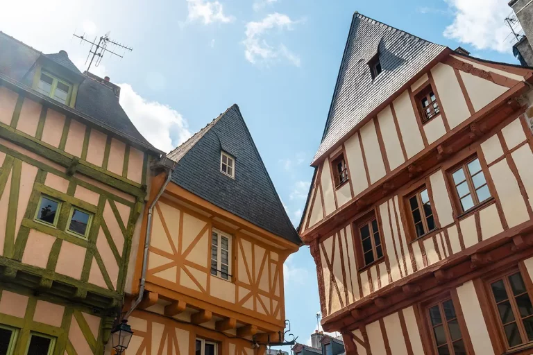 Mittelalterliche Stadt mit traditionellen, farbigen Holzhäusern