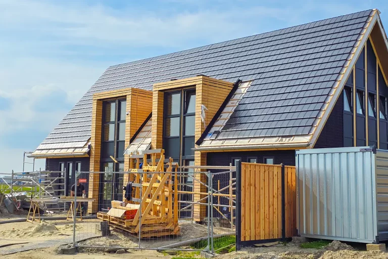 Baustelle eines modernen Einfamilienhauses