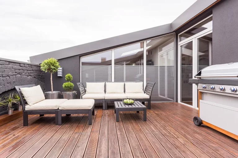 Terrassenbalkon mit Holzboden