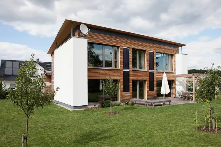modernes Holzhaus mit großem Garten