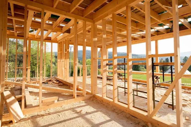 Baustelle mit Holzrahmen eines neuen Gebäudes