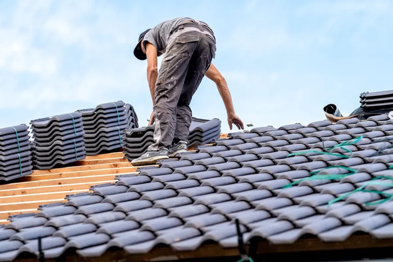 Handwerker installiert neue Dachziegel