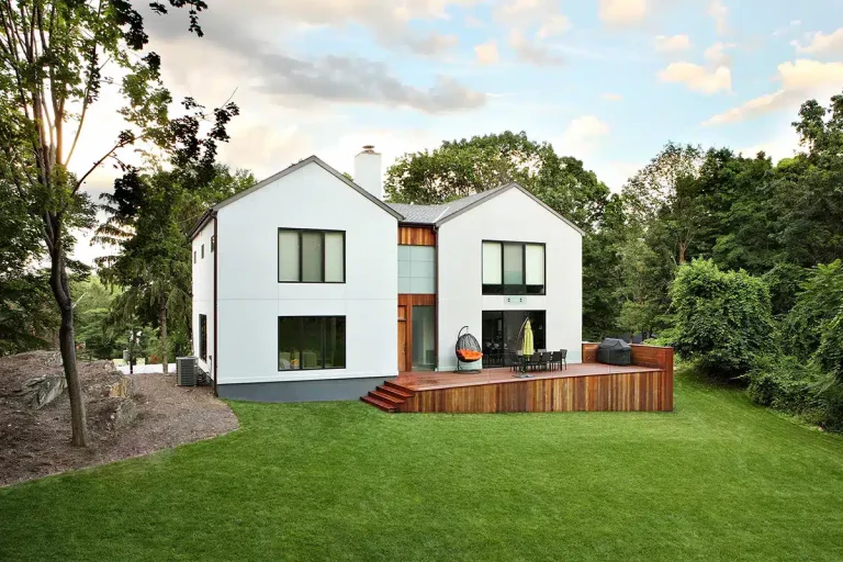 Moderne Neubau-Residenz mit Holzelementen