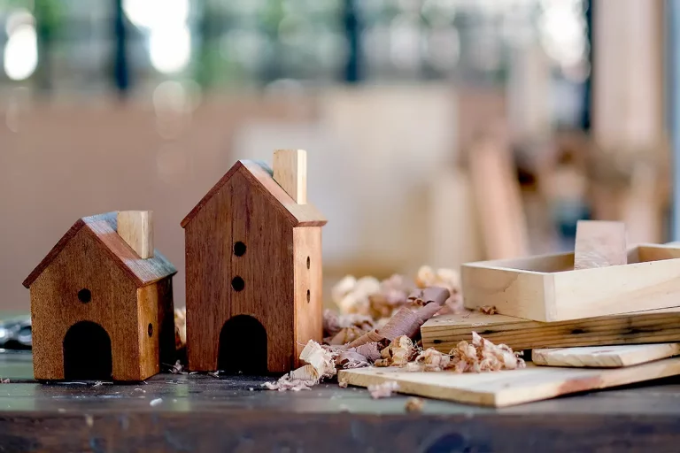 Handgefertigte Miniaturhäuser aus Holz in einer Werkstatt