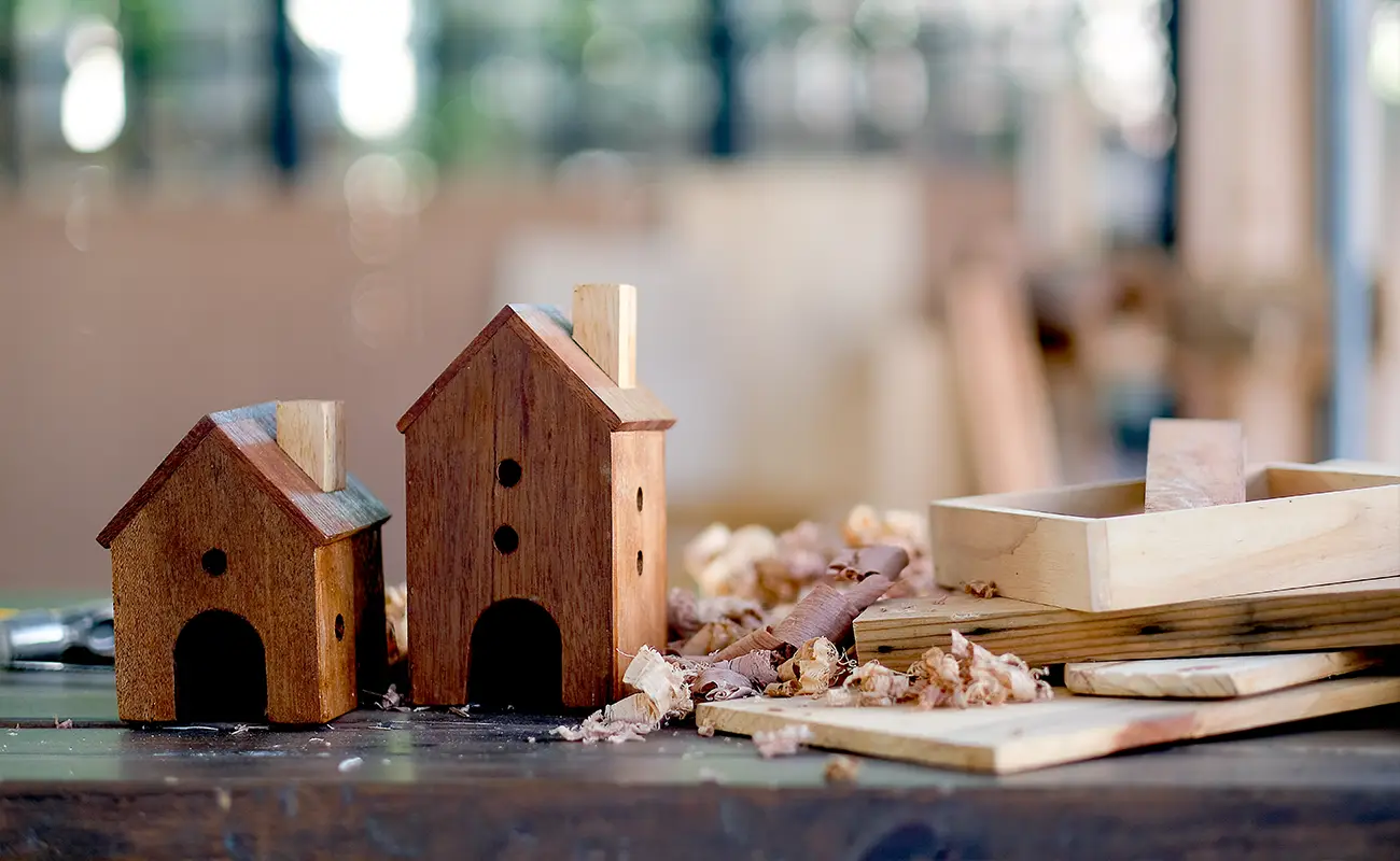 Handgefertigte Miniaturhäuser aus Holz in einer Werkstatt