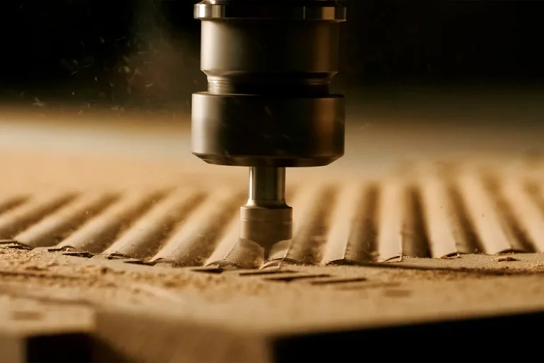 Nahaufnahme einer Fräsmaschine beim Schneiden eines Holzbretts