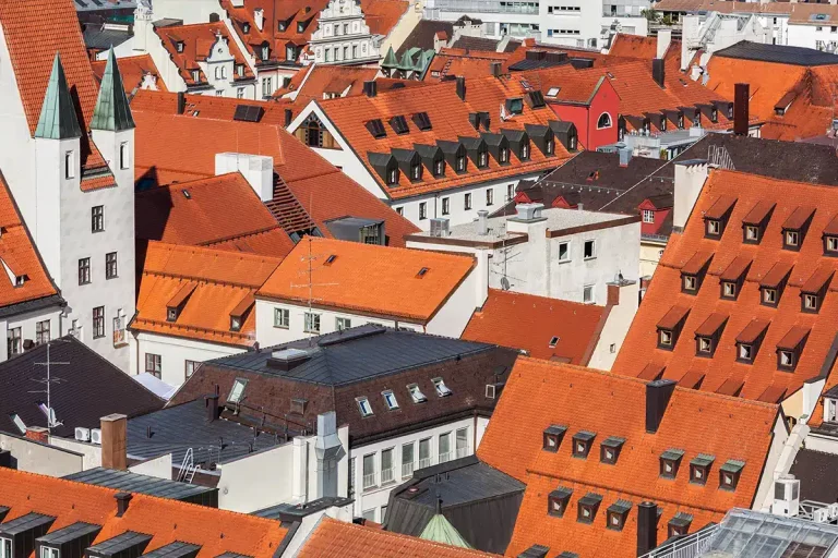 Historische Gebäude mit Ziegeldächern im Zentrum von München
